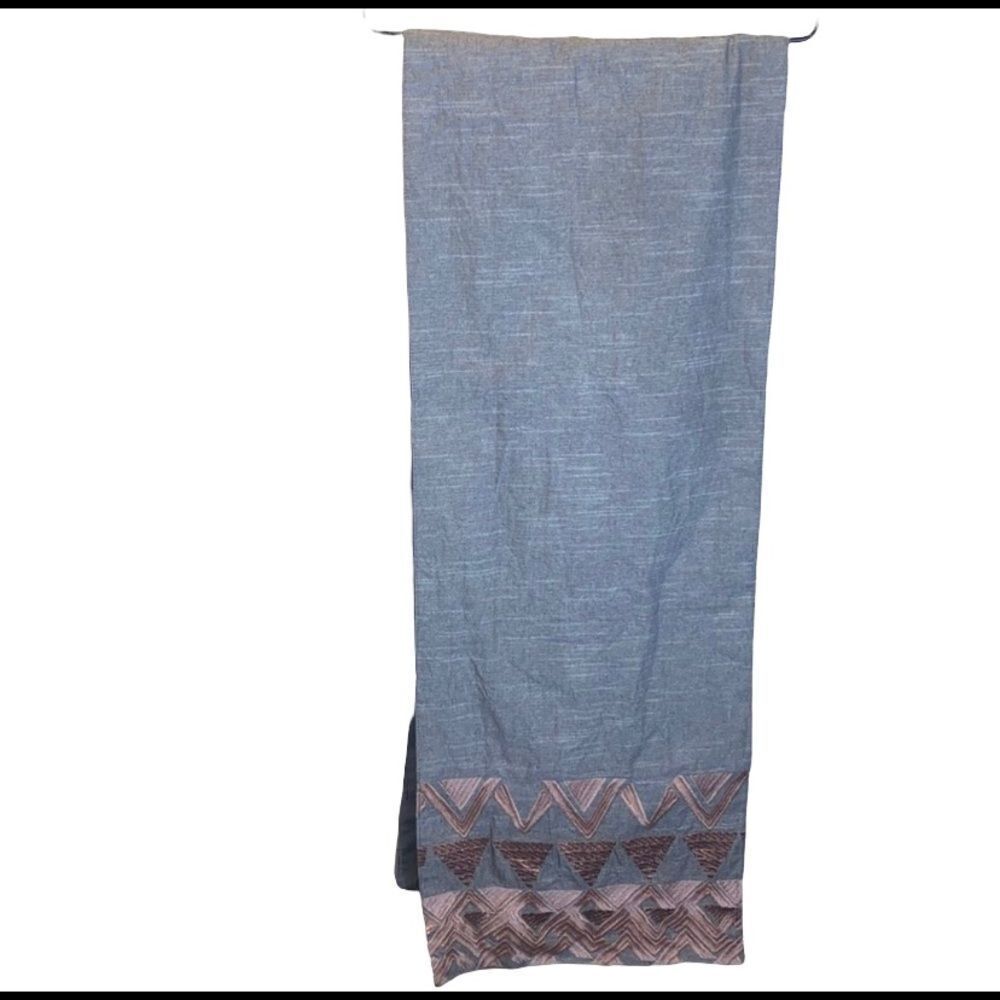 Gray table runner with pink/shimmer‎ Aztec style print on each end